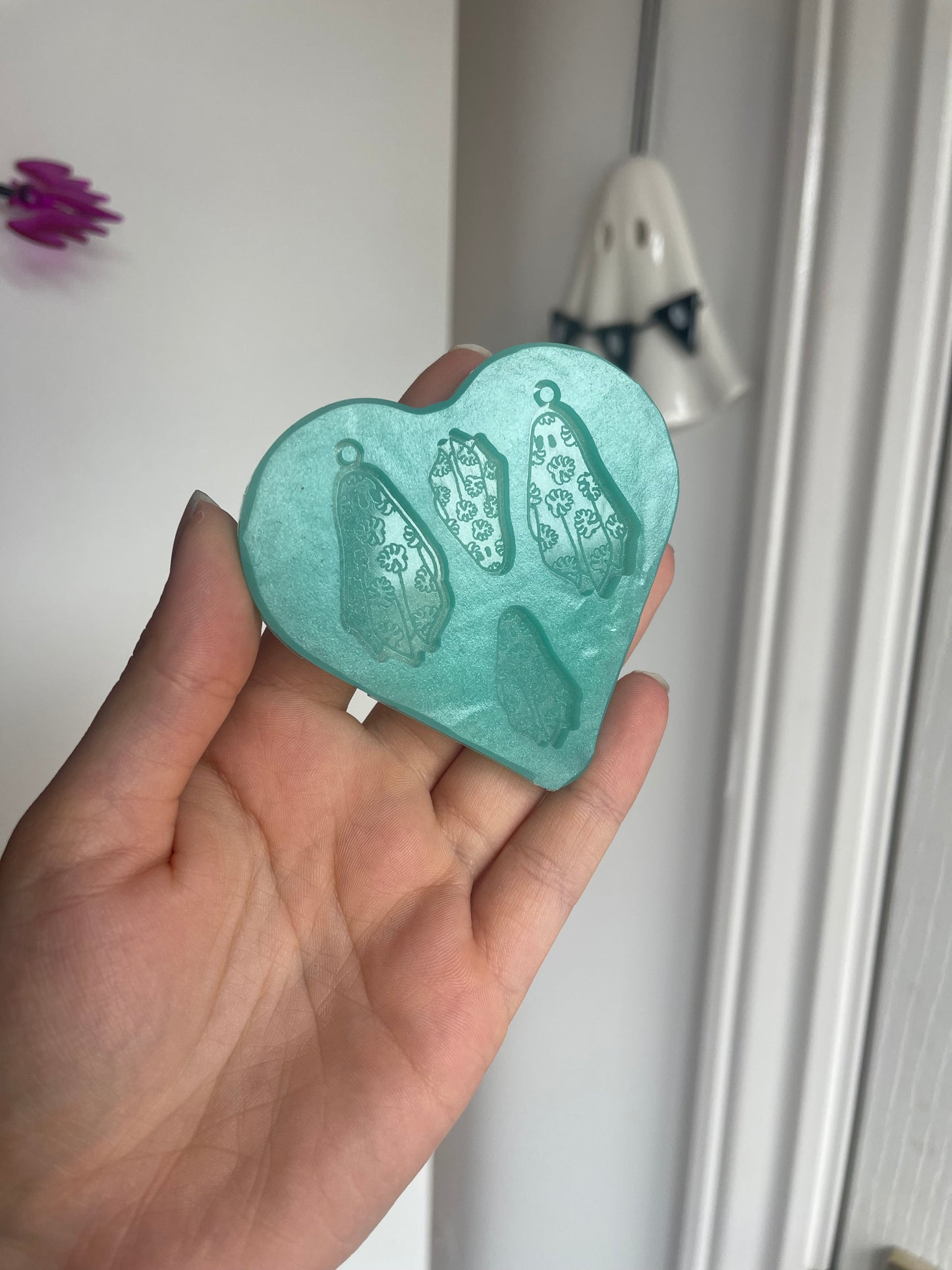 1 & 1.5 inch Monstera Leaf Ghost Palette Silicone Mould